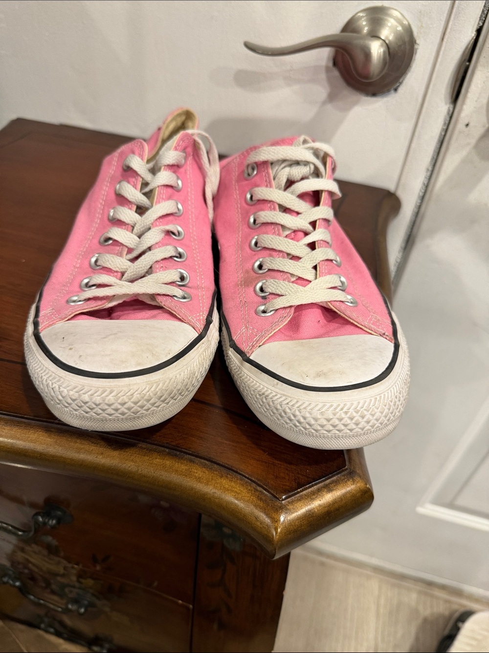 Converse Pink Low-Top Canvas Sneakers men’s size 9/ woman’s size 11